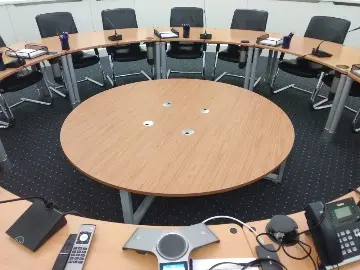 Четыре круглых пропуска для проводов алюминиевого цвета