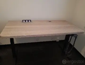 Горизонтальная выдвижная розетка на столешнице из массива дерева