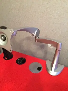 Вертикальная выдвижная розетка, USB hub, круглый пропуск и крепление для монитора.