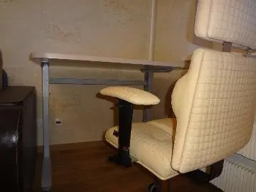 Стол с механической регулировкой высоты Ergostol Regus C и кресло Kulik System Pyramid