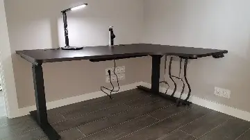 Выдвижная розетка (вертикальная) на угловой столешнице