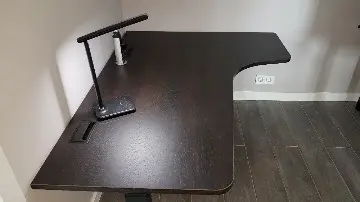 Выдвижная розетка (вертикальная) в серебристом цвете, вид сбоку
