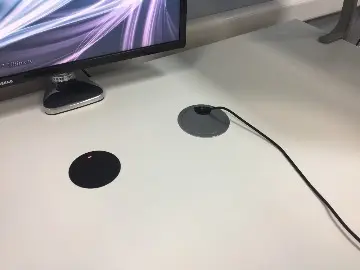 Встраиваемая беспроводная зарядка Qi Планета Меркурий 2 и пропуск для проводов