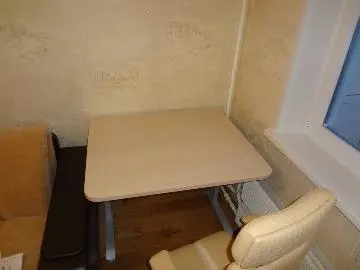 Небольшое рабочее место из стола Ergostol Regus C и кресла Kulik System Pyramid