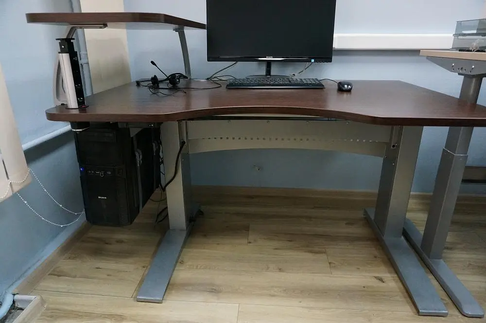 Письменные столы с регулировкой высоты 2.JPG