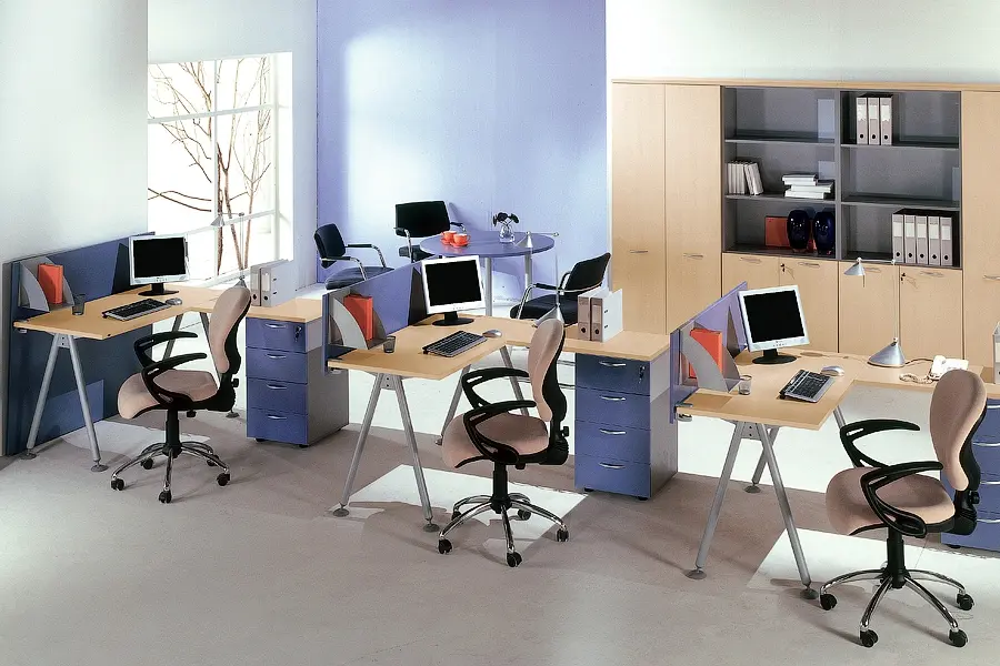 Недорогие офисные столы на металлических ножках 3.jpg
