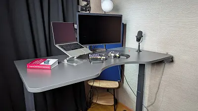 Стол Ergostol Terra 2.0
Столешница прямоугольная 120*70 см, Черный графит U961, ЛДСП 25 мм / Terra 2.0 (IS30), Рама регулируемая Terra 2.0 (IS30), Черный