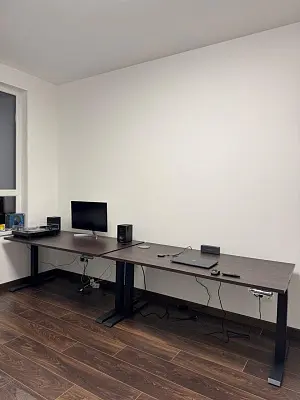 Столы Ergostol Terra 2.0
Столешница прямоугольная 157*80 см, Дуб Термо черно-коричневый H1199, ЛДСП 25 мм / Terra 2.0 (IS30), Рама регулируемая Terra 2.0 (IS30), Черный