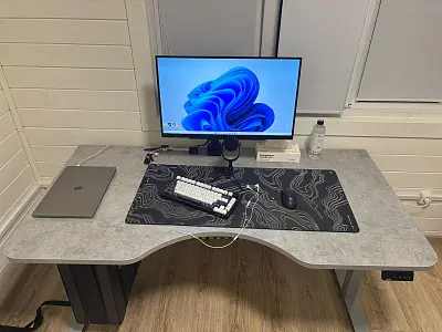 Стол Ergostol Start 2.0  
Столешница с центр. вырезом 157*80 см, Бетон Чикаго светло-серый F186, ЛДСП 25 мм / Start A3S, Рама регулируемая Start 2.0 (A3S), Серебристый