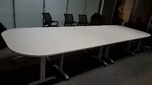 Складные столы Compact подойдут в том числе для переговорной комнаты