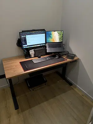 Стол Ergostol Terra 3.0
(Столешница прямоугольная 138*68 см, Дуб Канзас коричневый H1113, ЛДСП 25 мм / Terra 3.0 (AR30S-EH02), Рама регулируемая Terra 3.0 (AR30S-EH02), Черный