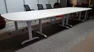 Трансформирующиеся столы Compact в цвете Алюминий и с белой столешницей